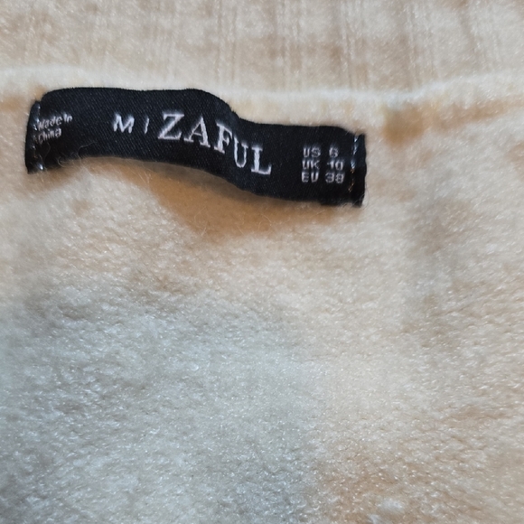 Zaful Cream V-Neck Sweater with Textured Details - Picture 3 of 3